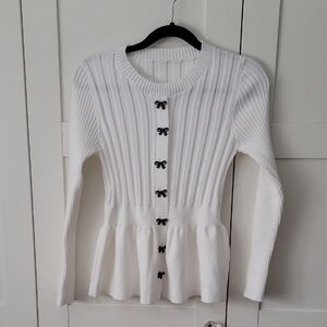 ❄️🆕️3/$25 White Ribbed Cardigan with Black Bow Accents